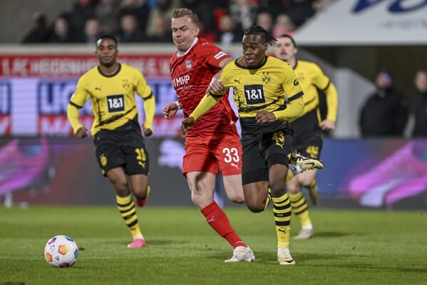 Dortmund held at Heidenheim to end its winning start to new year